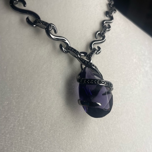 nOIr, Elegant Black and Purple Necklace - Picture 5 of 10